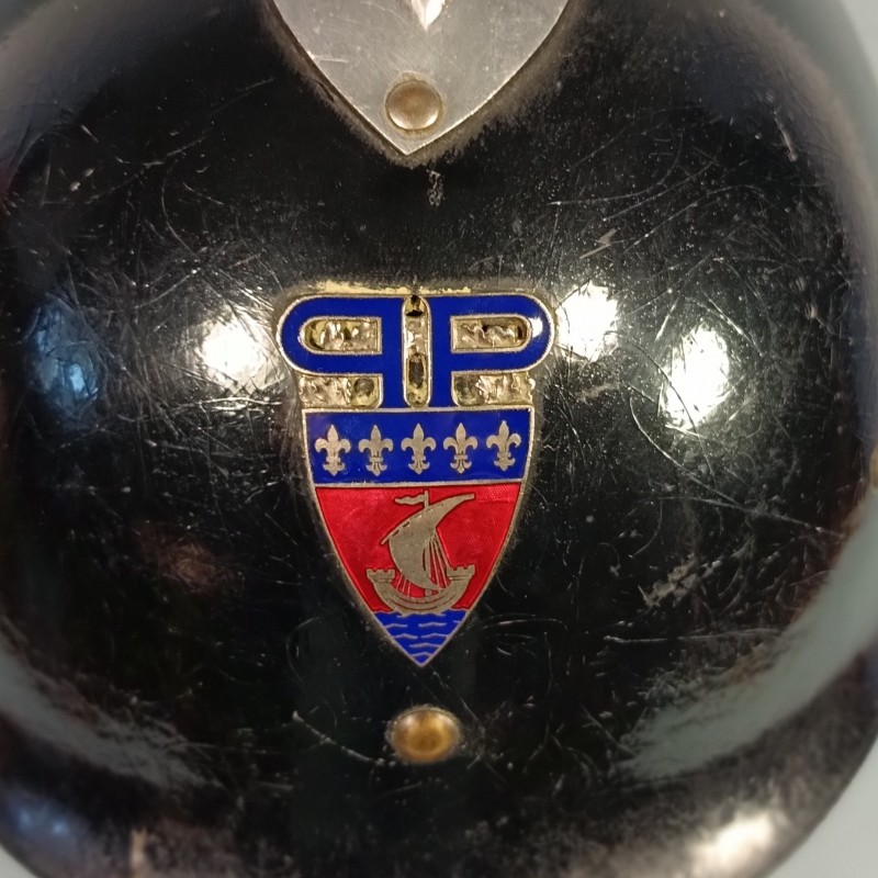CASQUE FRANCAIS DE LA POLICE DE PARIS MODELE 1954 DATE 1957 INSIGNE EMAILLE